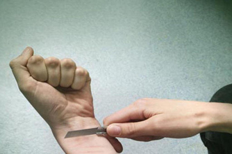 Bakıda DƏHŞƏT : Ülgüclə özünü doğradı