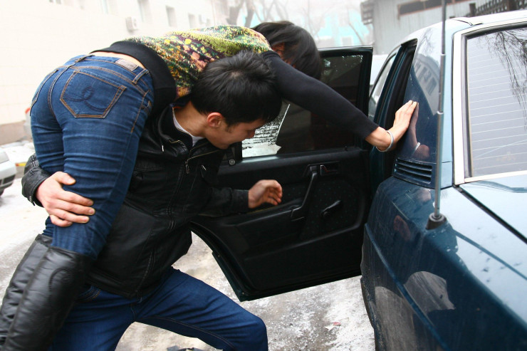 Azərbaycanda 3 oğlan birləşib yeniyetmə qızı OĞURLADI 