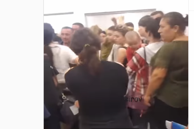 Xırdalan xəstəxanasında  İZDİHAM - İnsanlar bir-birinə...  