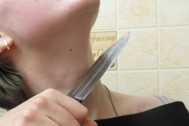 Azərbaycanda qadın boğazını kəsib özünü öldürdü