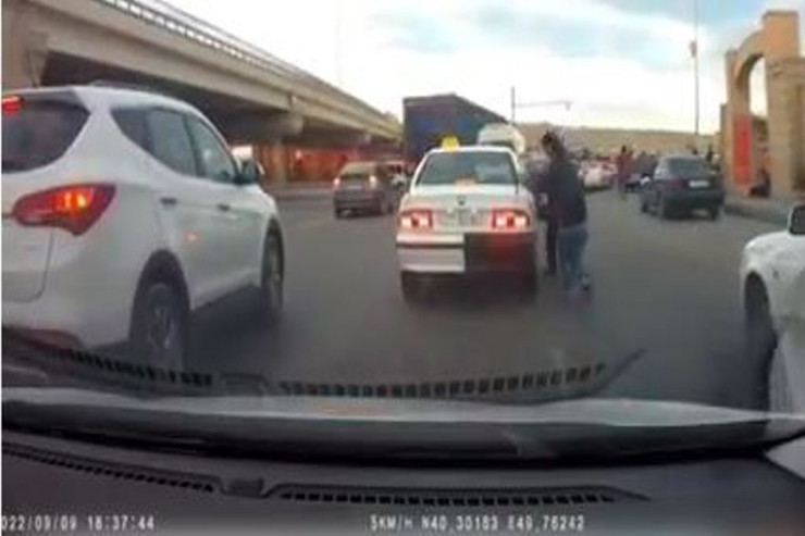 Bakıda taksi sürücünü döydülər -  HADİSƏ ANI 