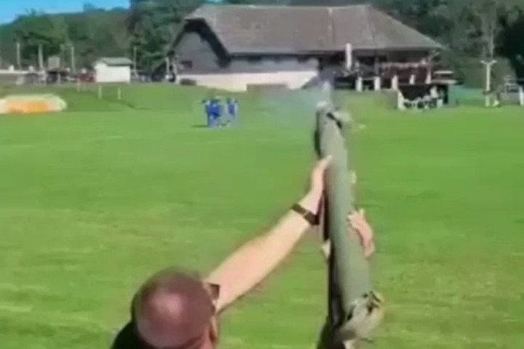 Azarkeş futbol zamanı  qumbaraatanla atəş açdı   -  VİDEO 