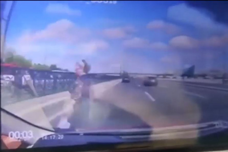 Bakıda piyada son anda ölümdən döndü - VİDEO 