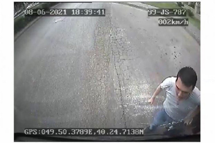 Avtobusun şüşələrini sındıran tutuldu - VİDEO  - YENİLƏNİB 