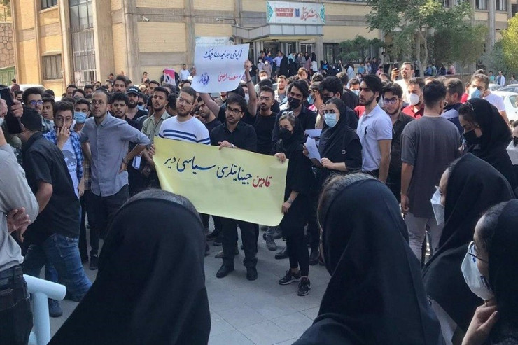 Təbrizdə tələbələr ayağa qalxdı -  VİDEO 