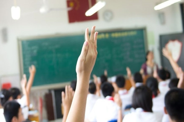 Müəllimlər arasında dərs saatı QALMAQALI:  polis işə qarışdı