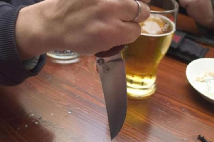 Çay evində DƏHŞƏT : Oğul anasını və kişini BIÇAQLADI 