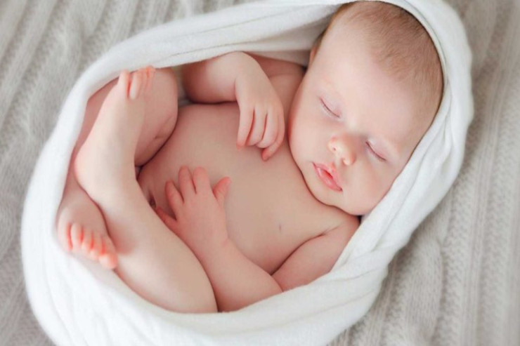 Rəfiqəsinin əvəzinə uşaq doğdu 