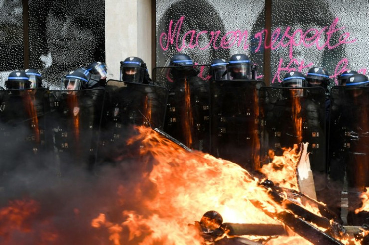 Etirazçılarla toqquşma: 154 polis... 