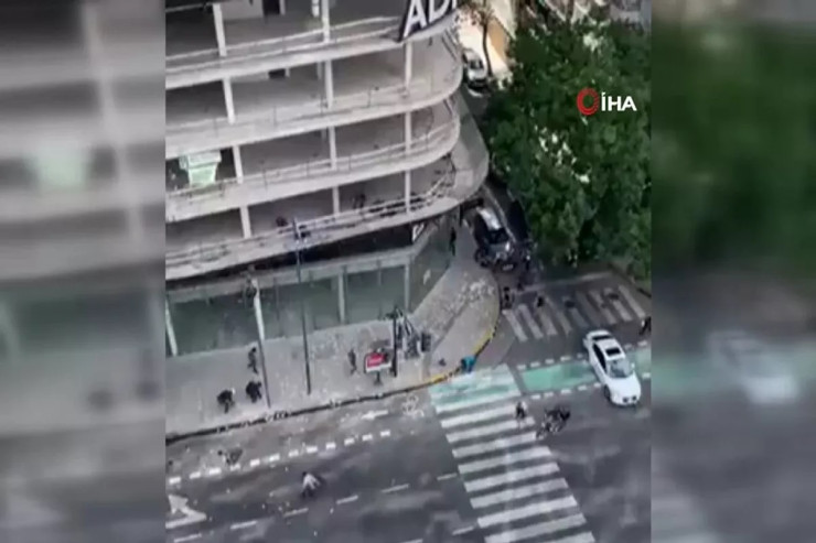  Film kimi soyğunçuluq   - Küçələrə səpələnən dollarları insanlar belə yığdı -VİDEO 