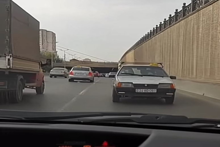 Bakıda daha bir sürücü maşını geriyə sürdü - VİDEO 