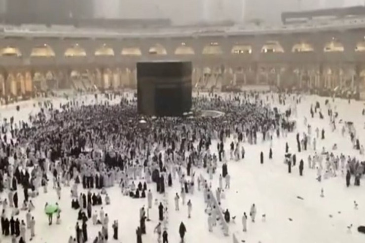 Məkkəyə leysan yağdı –  Kəbə ətrafında təvaf – VİDEO  