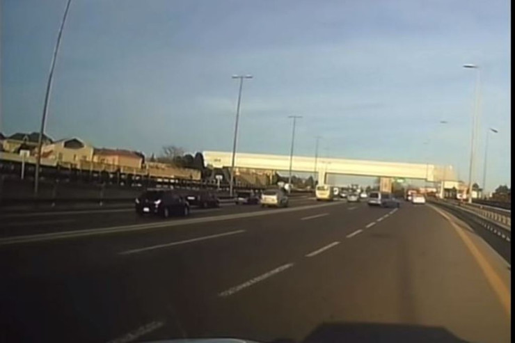 Bakıda geriyə hərəkət edən maşın qəzaya səbəb oldu - VİDEO 