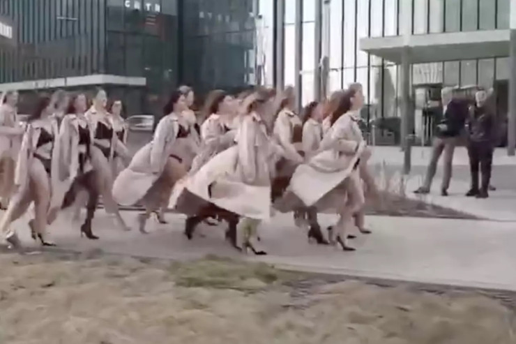 Qadınlar küçədə alt paltarında GƏZDİ -  VİDEO 