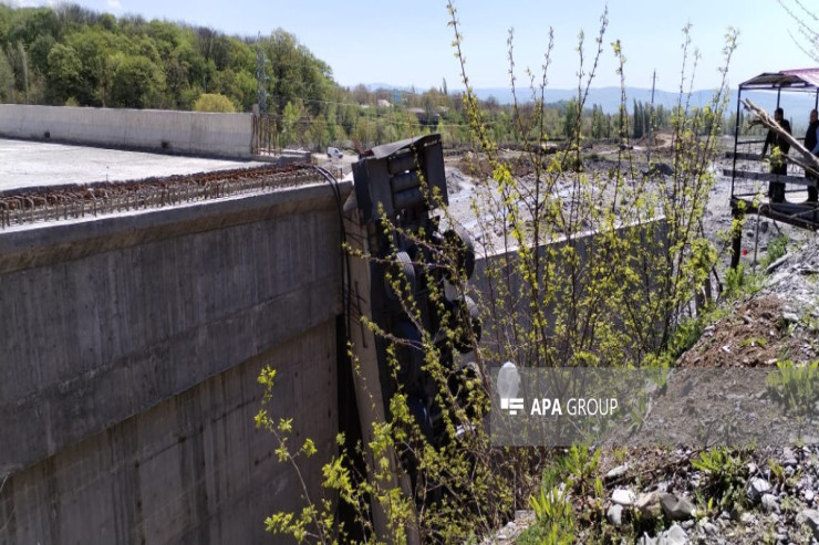 Qəbələdə "Lukoil"in benzindaşıyan maşını aşdı - FOTO  - VİDEO  - YENİLƏNİB 