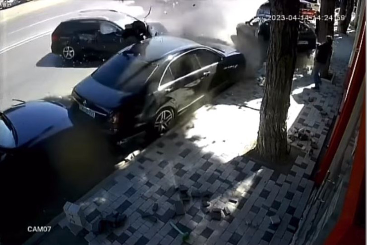 Bakıda "KİA" maşınlara çırpıldı, kişi ölümdən döndü - HADİSƏ ANI 