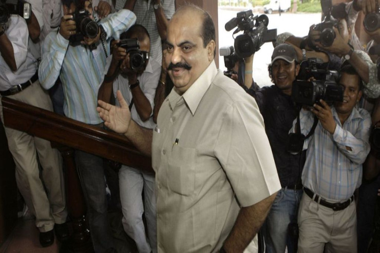 Siyasətçi canlı efirdə  güllələndi  -  VİDEO 