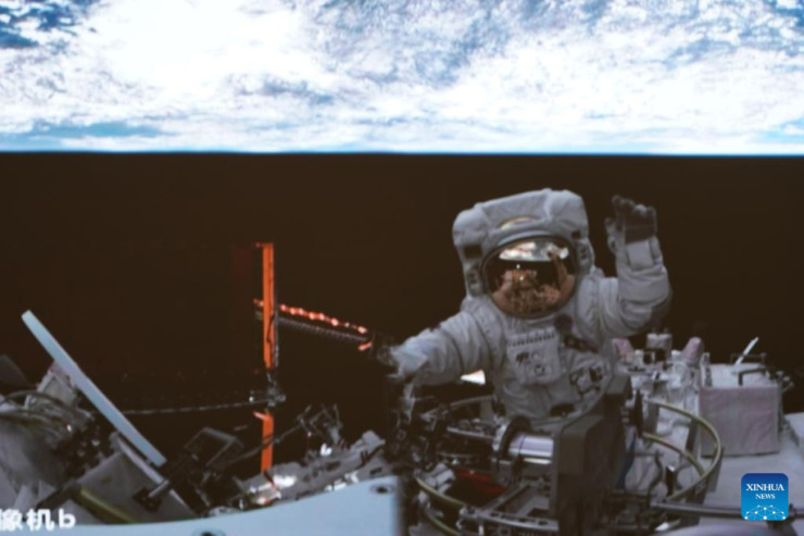 Çinli kosmonavtlar dördüncü dəfə açıq kosmosa çıxdılar 