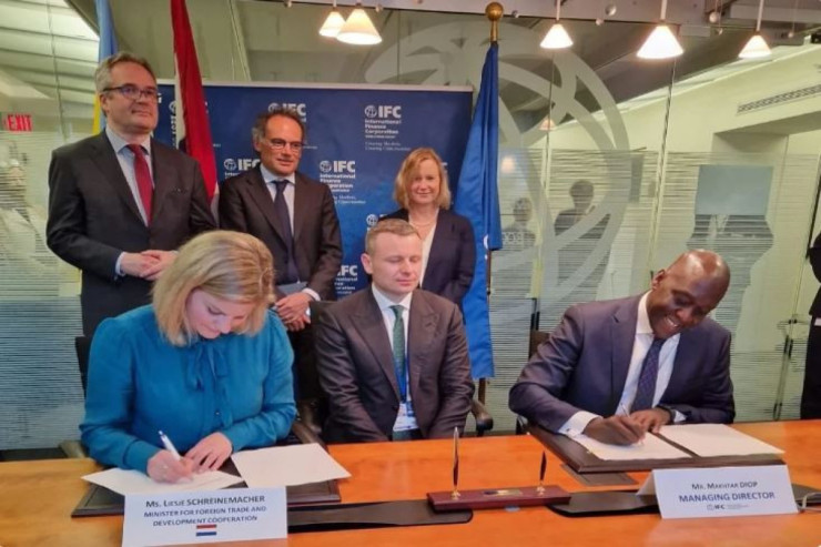 Bu ölkə Ukraynaya 100 milyon avro  ayırdı