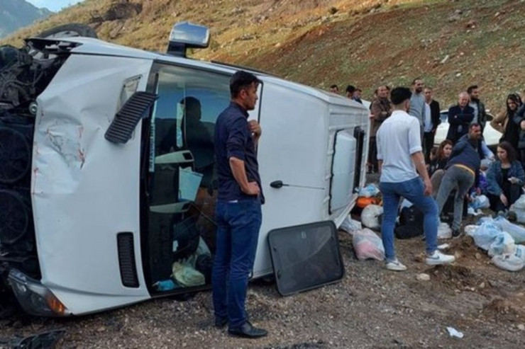 Mikroavtobus qəzaya uğrayıb, xəsarət alanlar var