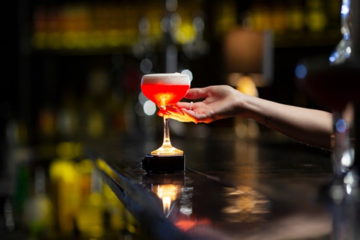 Müştərilərin kokteyllərinə  öz qanını   qatdı və...