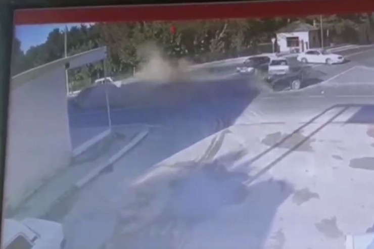 Bakıda dəhşətli QƏZA:  "Jiquli" iki yerə bölündü - HADİSƏ ANI 