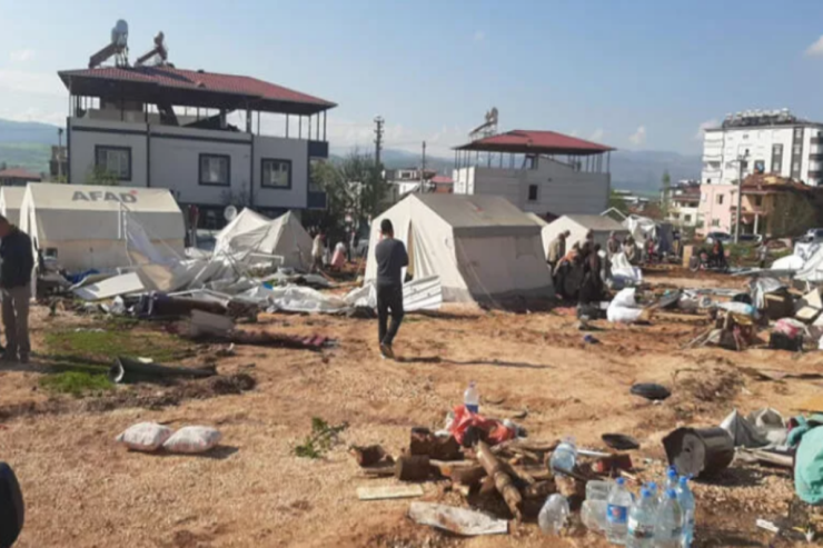 Kahramanmaraşda FIRTINA: Çadırlar dağıldı,  ölən var 