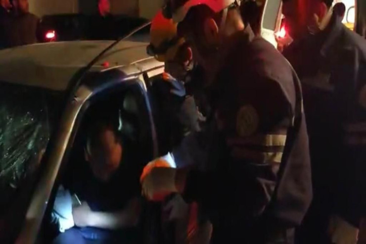 Suraxanıda “Mercedes” markalı minik avtomobili ağaca çırpıldı, yaralı var -VİDEO 