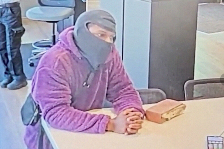 Bankı  kərpiclə gəlib   qarət etdi -  VİDEO 