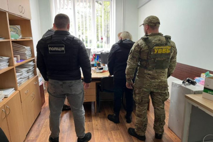 Polis hərbi vəzifəlilərin ölkədən çıxmasına şərait yaradan ər-arvadı həbs etdi