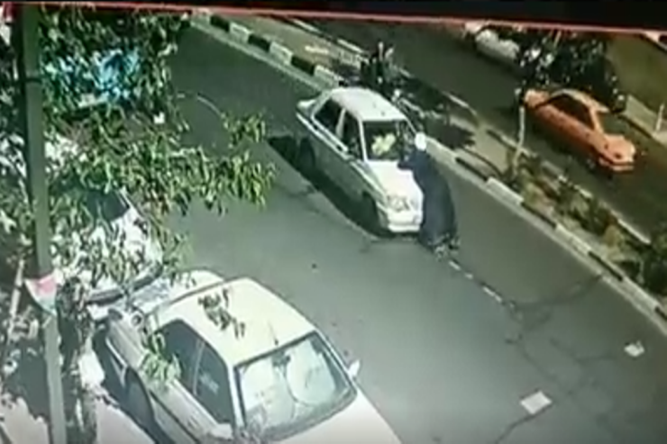 İranda mollanı maşınla sürüdülər - VİDEO 