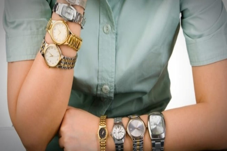 Qadın və kişilərdə saat hansı qola  taxılır?