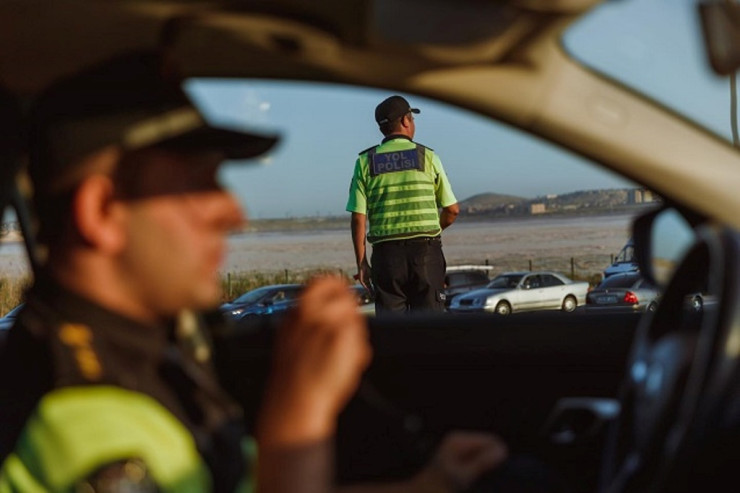 Yol polisi  sərxoş qadının   maşınını belə saxladı - VİDEO 