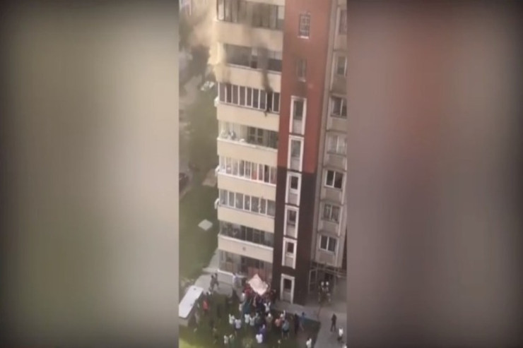 İnsanlar yanan binadan tullandılar -  VİDEO 