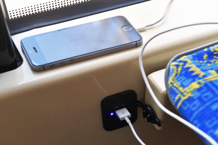 Telefon şarj zamanı  bu əşyaların   üzərinə qoymayın