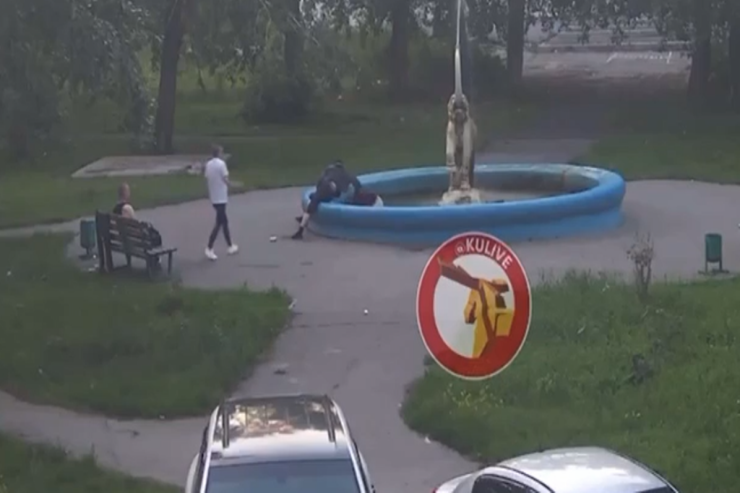  Qızı saçının rənginə   görə döyüb fəvvarəyə atdılar - VİDEO 