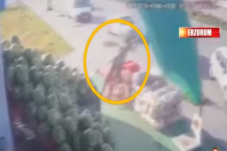 Külək əindəki  çətirlə birgə   HAVAYA QALDIRDI  -  VİDEO 