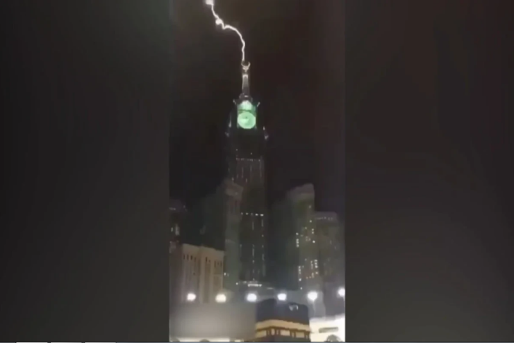 Saat qülləsini ildırım vurdu-VİDEO 
