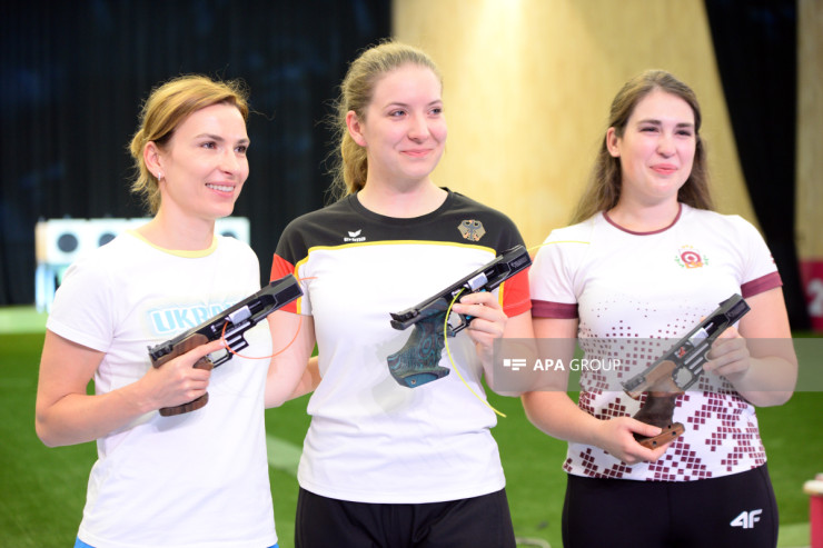 Dünya rekordçusu Bakıda da qızıl medal sahibi oldu