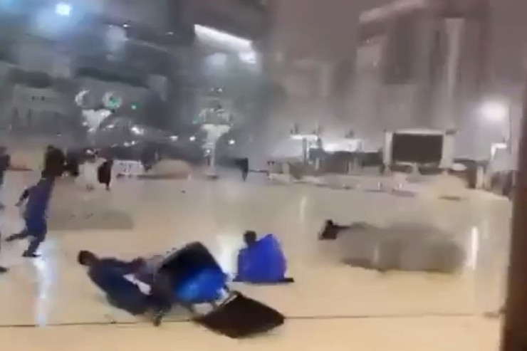 Məkkədə külək insanları yıxdı-VİDEO 