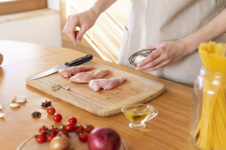 Yeməyini bəyənmədiyi üçün kişini öldürdü 