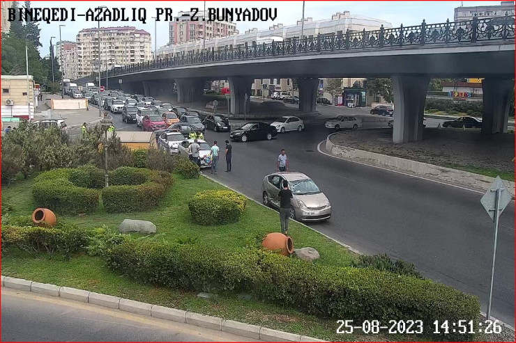 Bakıda "Prius" aşdı, "20 Yanvar" yolunda sıxlıq yarandı - HADİSƏ ANI 