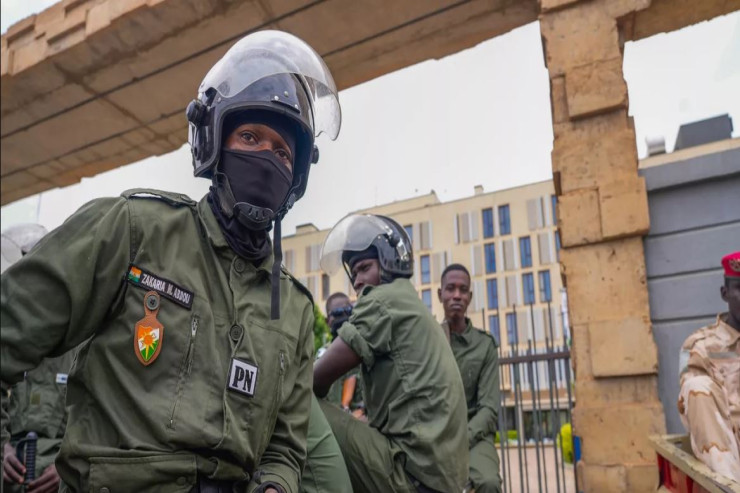 Fransa səfirinə 48 saat vaxt verildi