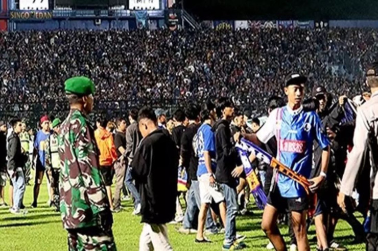 Stadionda izdiham: 12 ölü, 80 yaralı 