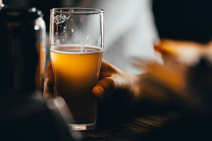 Hazırladığı robotla pivə içməyə getdi