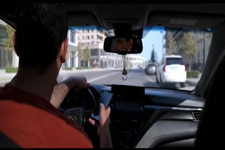 Sükan arxasında zəng edən, mesaj yazan sürücülərlə bağlı maraqlı VİDEO 