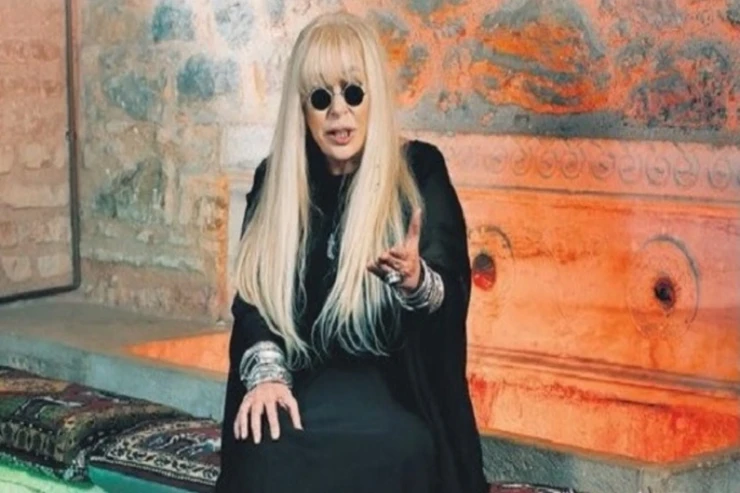 Psixiatrik xəstəxanaya yerləşdirilən məşhur müğənni  sevənlərini üzdü