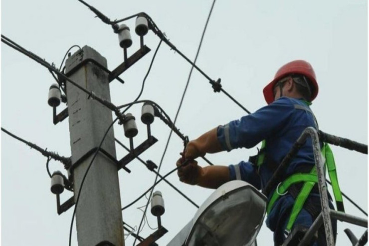 Elektrik dirəyi aşdı, "Azərişıq" işçisi yıxılıb öldü 