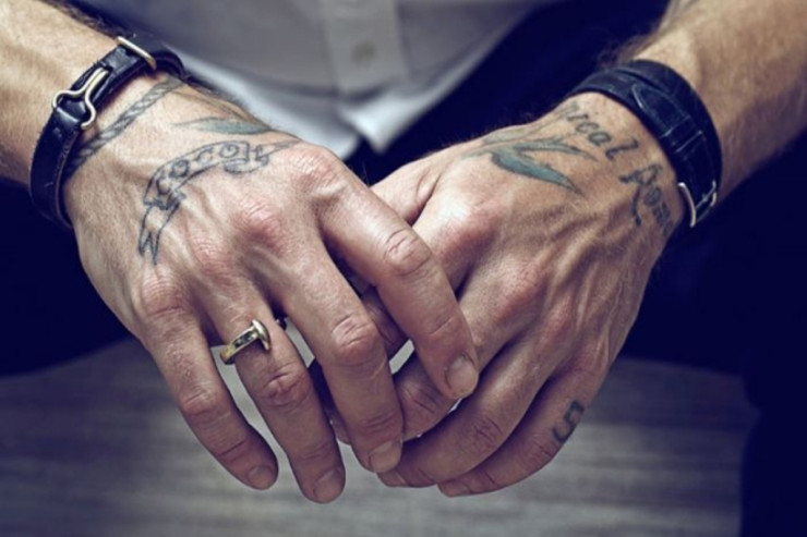 Kişinin barmaqları  onun haqqında   çox şey deyə bilər