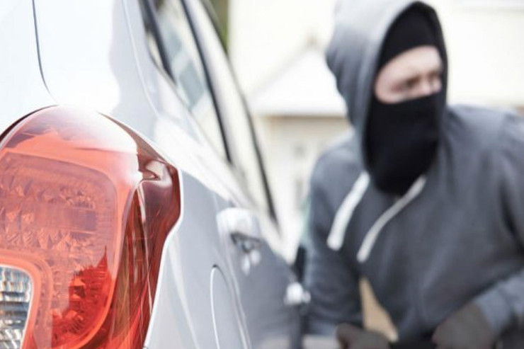 Sexdən iki avtomobil oğurlandı